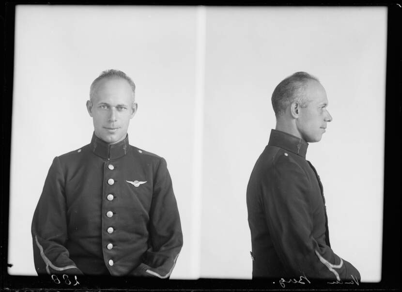 Zwart-wit portretfoto van sergeant-vlieger van den Berg. De vliegerb draagt een donker uniform en heeft licht haar. Het gaat om een vooraanzicht foto en een zijaanzicht foto.