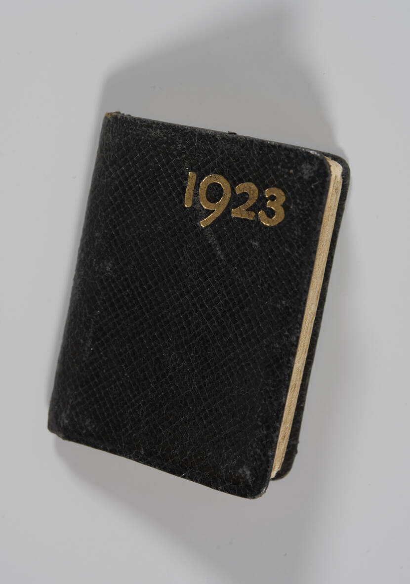 Foto van de omslag van de almanak van sergeant-vlieger Ferdinand van den Berg. Het boekje is gemaakt van donker leer, met in gouden cijfers het jaartal '1923' opgedrukt.
