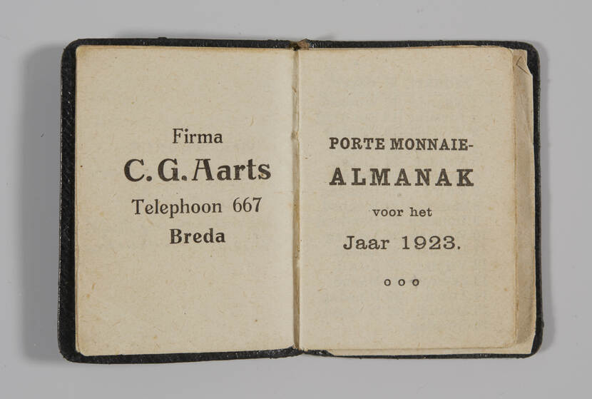 Binnenzijde van de almanak van sergeant-vlieger Ferdinand van den Berg. Op de bladzijdes staat onder andere 'Breda' gedrukt.