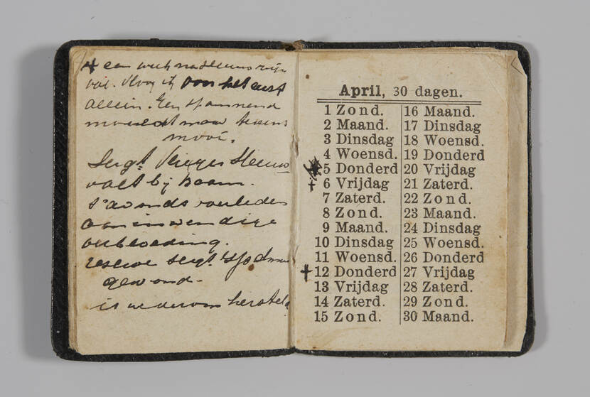 Kleurenfoto van de binnenzijde van het boekje van Van den Berg. Op de linkerzijde staat geschreven tekst, op de rechterzijde staat een kalender van de maand april.