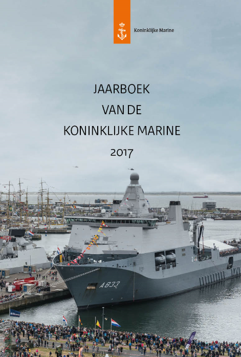 Kleurenfoto met de tekst jaarboek van de koninklijke marine 2017. Op de foto is een schip te zien in een haven, met veel mensen op de kade.