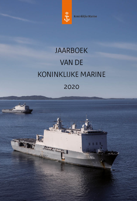 Kleurenfoto met de tekst Jaarboek van de Koninklijke Marine 2020. Te zien zijn twee schepen op zee, met op de achtergrond wat groene bergen.