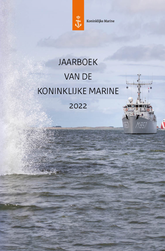 Omslag met de tekst jaarboek van de koninklijke marine 2022. Kleurenfoto met opspattend water, een schip op zee en op de achtergrond een rood-witte vuurtoren.