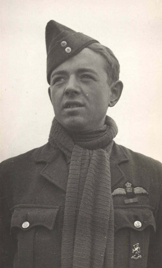 Zwart-witportret van Meijers in uniform met RAF-embleem.