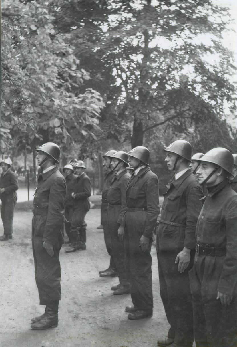 Zwart-wit foto van aangetreden militairen