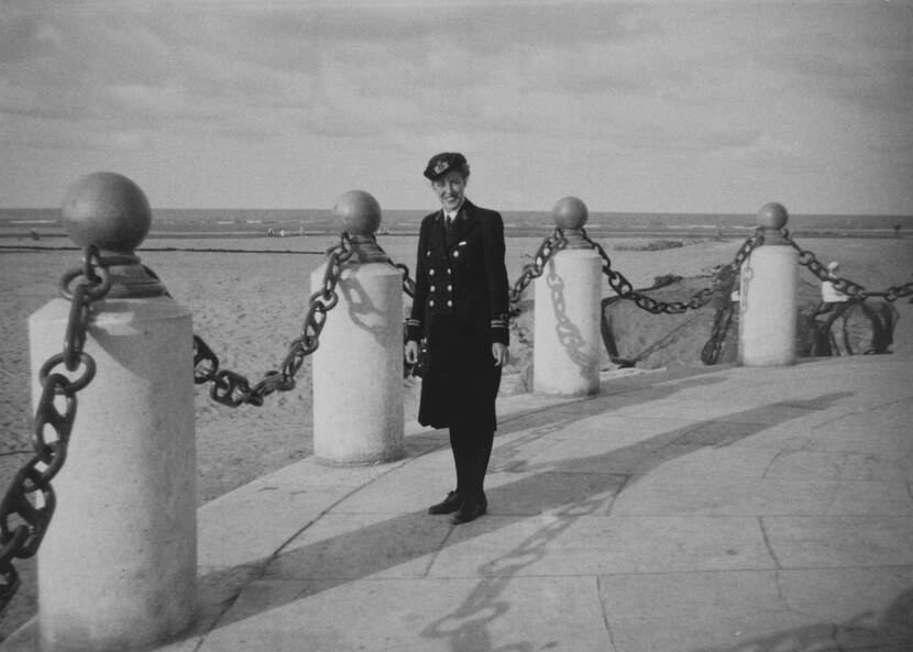 Zwart-witfoto van Van Boetzelaer in donker marva-uniform aan het strand.