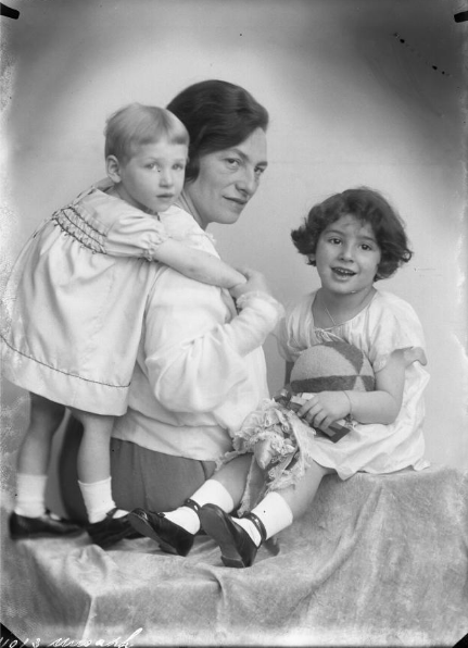 Zwart-wit foto, waarschijnlijk gemaakt in een studio. Babs musaph staat links en heeft haar armen om haar moeder heen, rechts zit Edith Musaph. Zij houdt een bal vast.