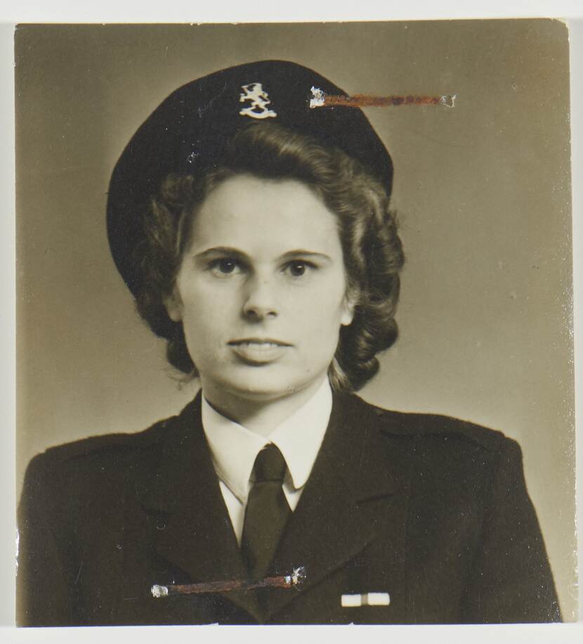 Zwart-witportretfoto van Elisabeth in militair uniform.