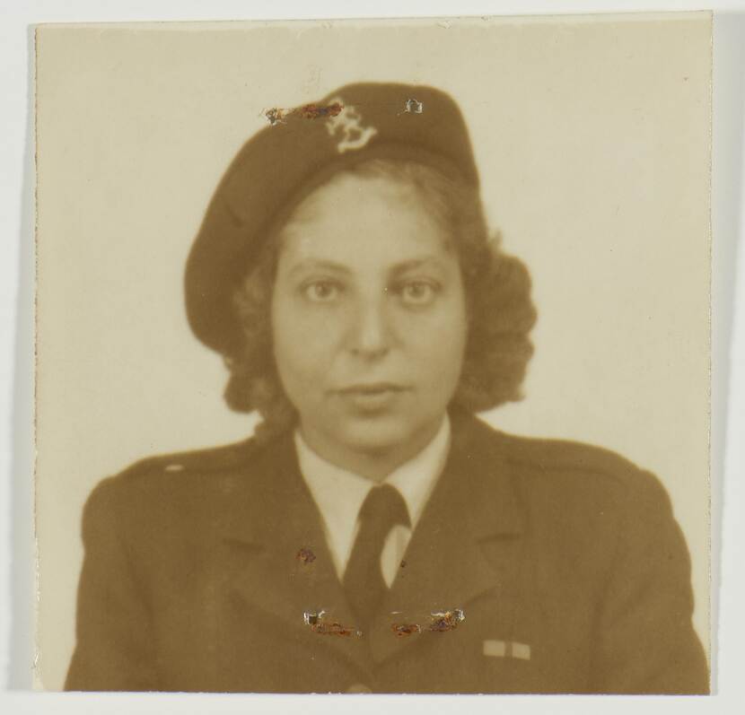 Zwart-witportretfoto van Elsa in militair uniform.