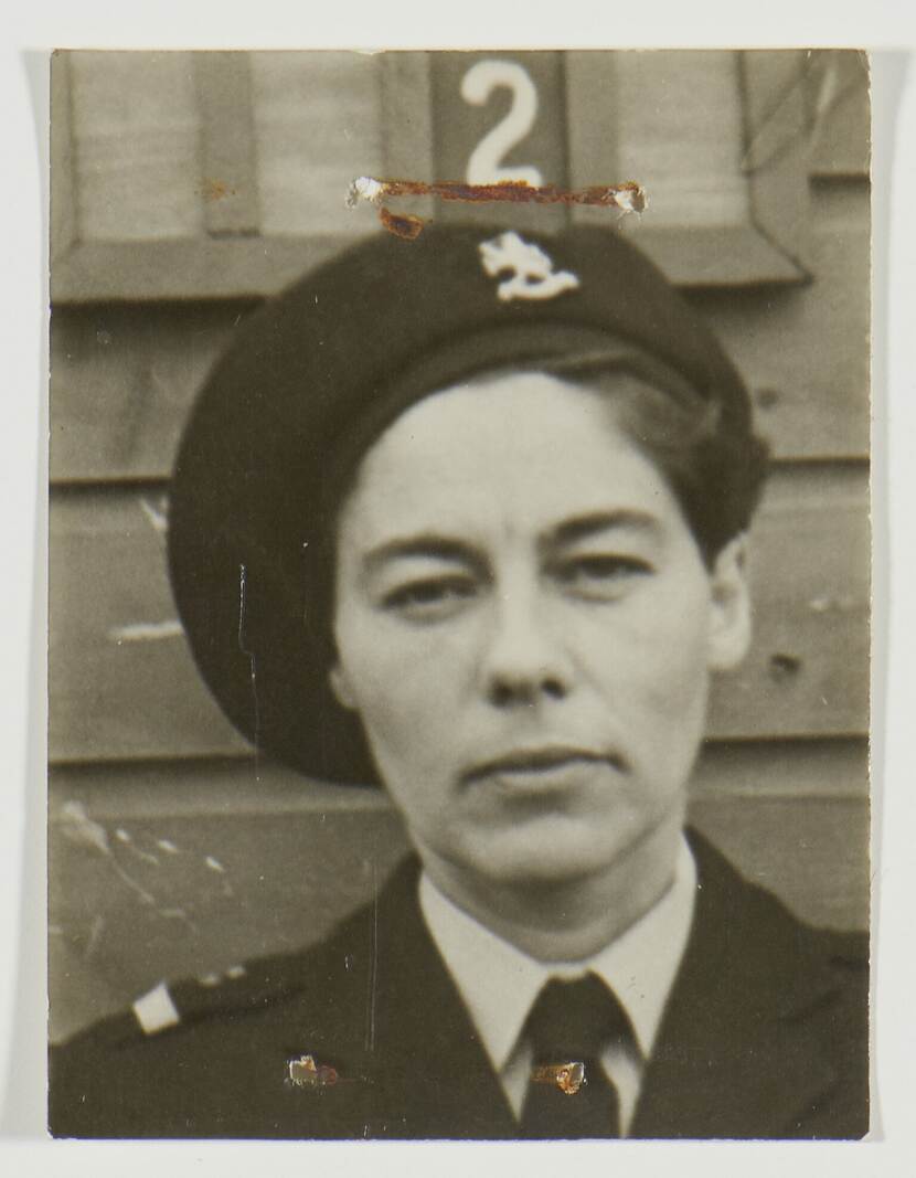 Zwart-wit portretfoto van Rutten-Broekman in militair uniform.