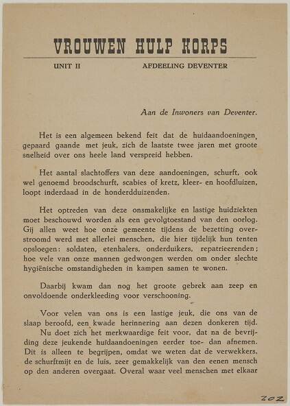 Scan van de eerste pagina van de folder met als titel 'Vrouwen Hulpkorps. Afdeling Deventer'.