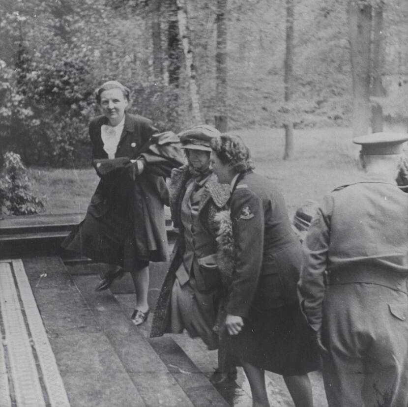 Zwart-witfoto, prinses Juliana, koningin Wilhelmina en Rie Knapper lopen een buitentrap op. Knapper in militair uniform,