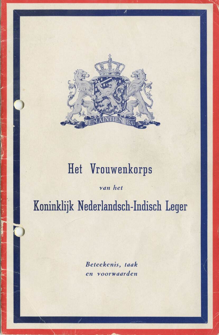 gedrukte tekst omlijnd door rood-wit-blauw kader: 'Het Vrouwenkorps van het Koninklijk Nederlandsch-Indisch Leger. Beteekenis, taak en voorwaarden'