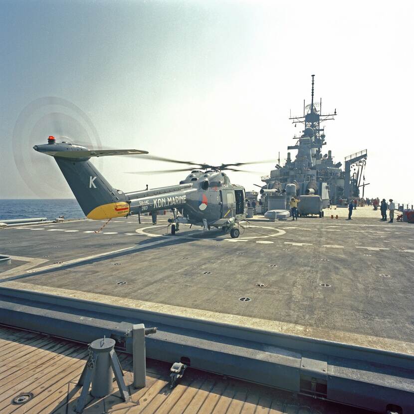 Foto genomen vanaf het dek van het slagschip, een helikopter met nog draaiende rotor is net geland.