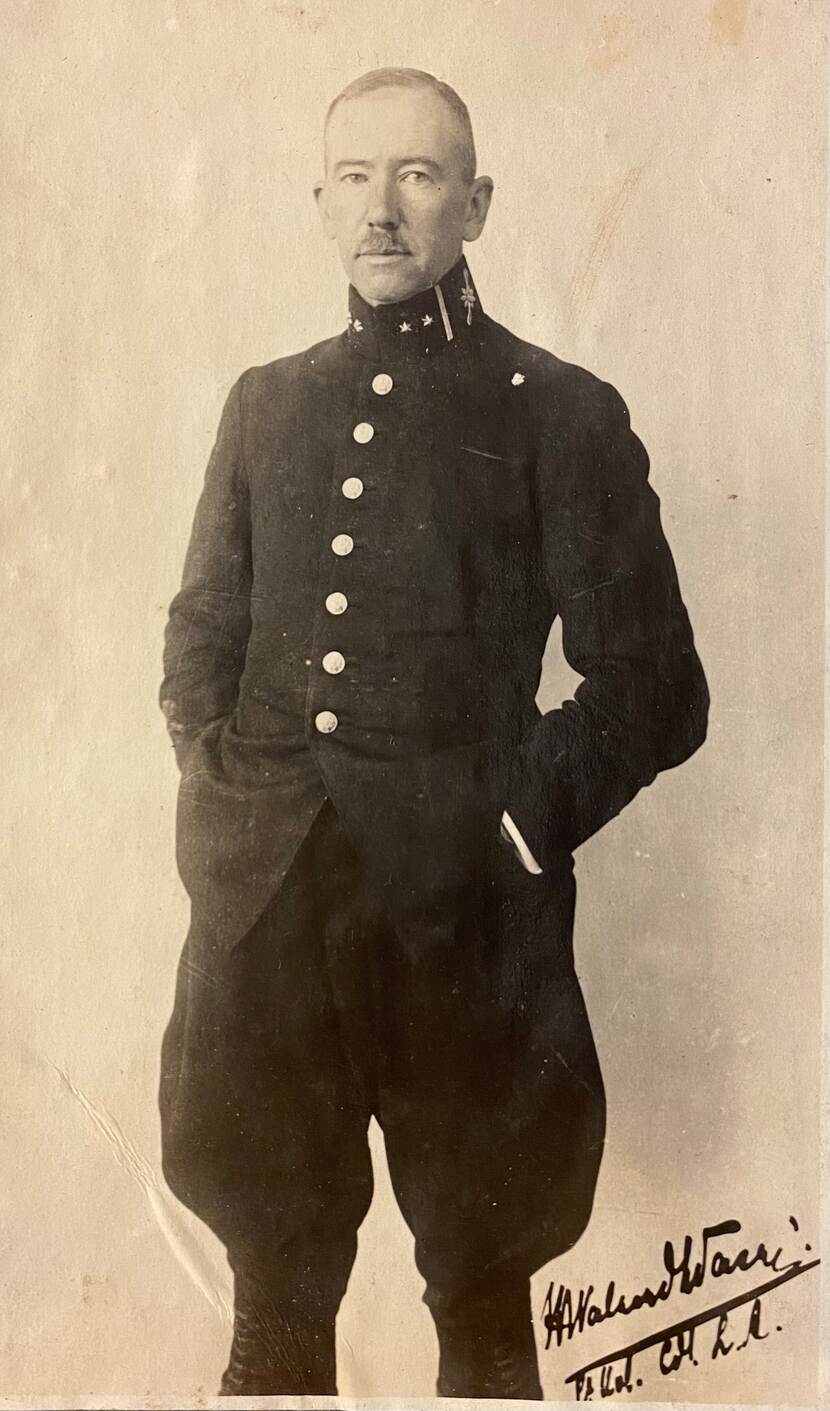 Zwart-wit portretfoto van Henri Walaardt Sacre in militair uniform.