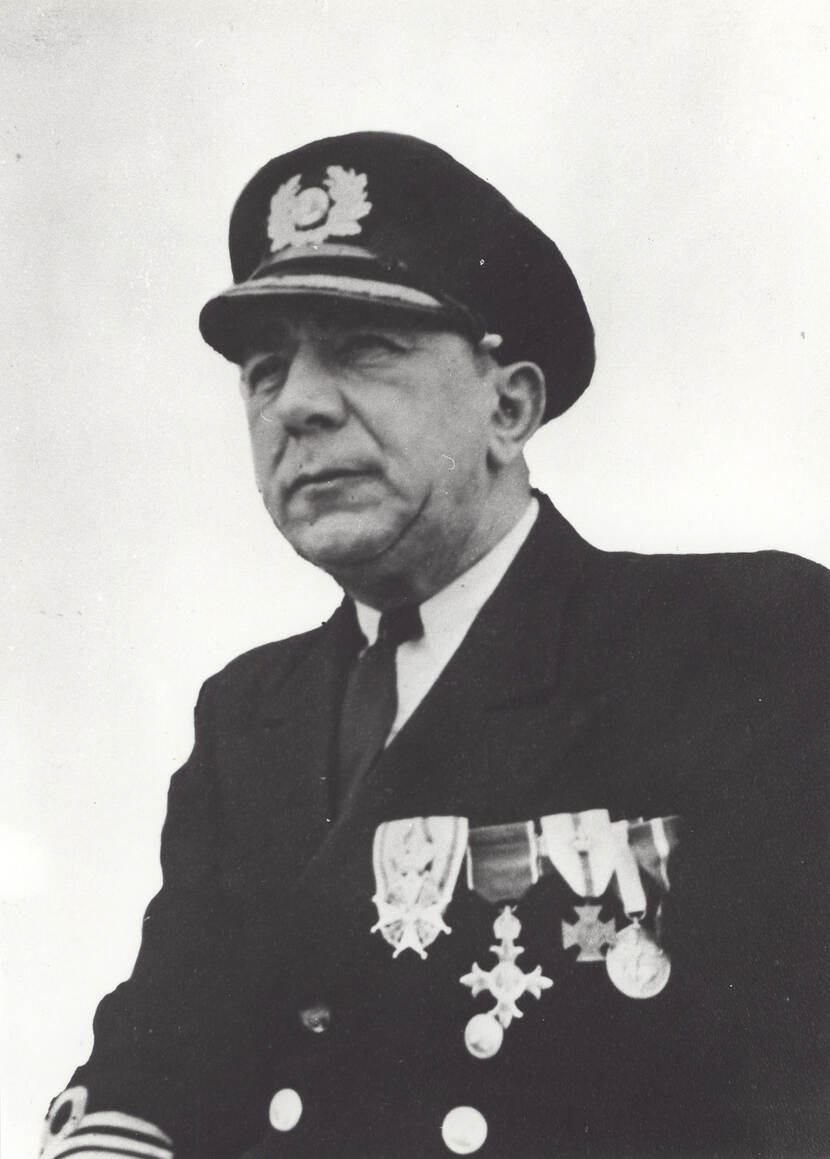 Zwart-witportretfoto van Romijn in uniform.