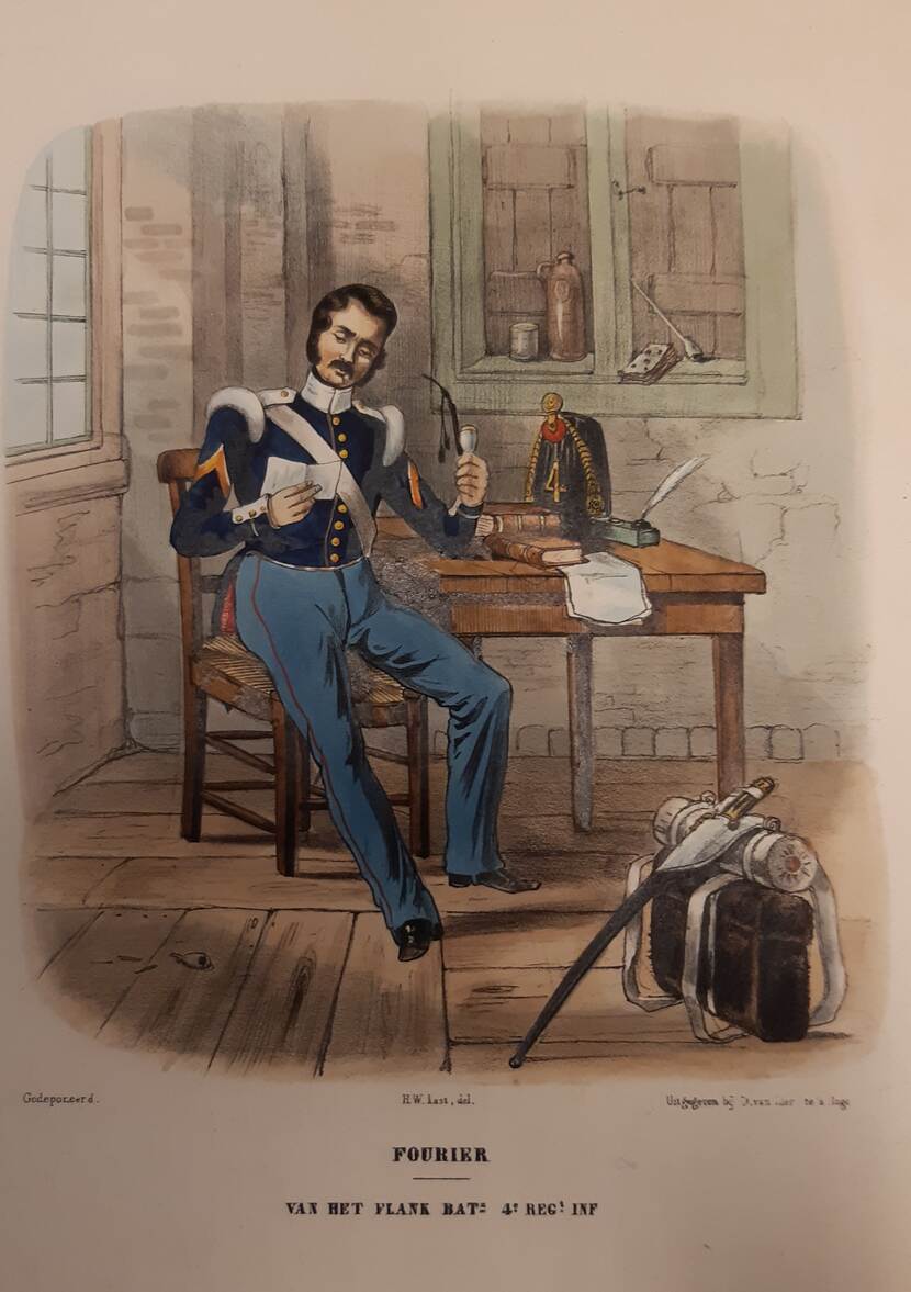 Een prent in kleur. Afgebeeld staat een militair in unform, zittend aan een tafel.
