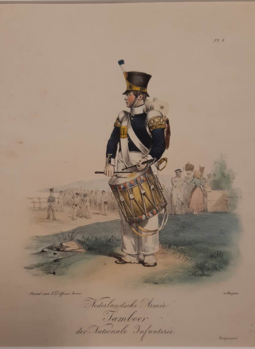 Een prent in kleur. Op de voorgrond staat een militair in unfiform afgebeeld die op een trommel slaat. Op de achtergrond zijn de contouren van het slagveld te zien.