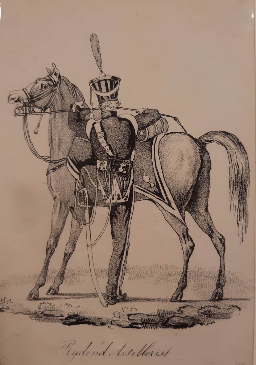 Een prent in sepia-tinten. Afgebeeld staat een militair in uniform, op de rug gezien, terwijl hij een paard wil bestijgen.