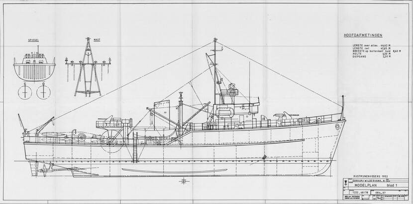 Zwart-witafbeelding van een modelbouwtekening. In zwarte lijnen is de bouw van een kustmijnveger weergegeven. Rechtsboven staan afmetingen van lengte, breedte en diepgang. Rechtsonder staan specificaties over het type schip.